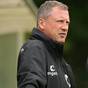 U23-Trainer Elard Ostermann und sein Co Jan-Philipp Rose gucken skeptisch.