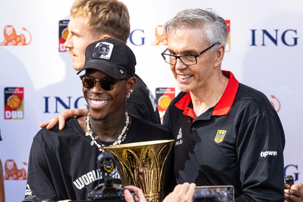 Dennis Schröder (l.) mit seinem Nationalmanschaftstrainer Gordon Herbert nach ihrem WM-Triumph.