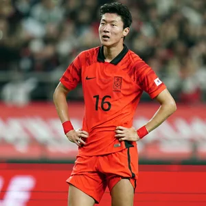 Ui-Jo Hwang stützt ungläubig die Hände in die Hüfte.