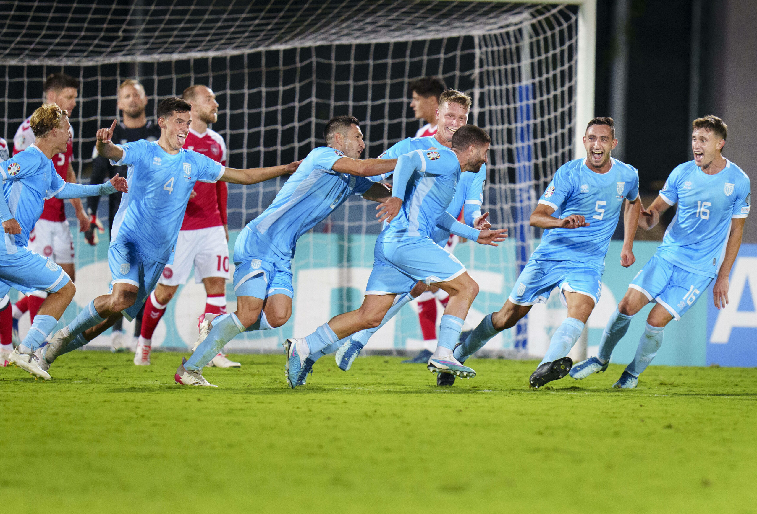 San Marinos Nationalspieler feiern einen Treffer gegen Dänemark.