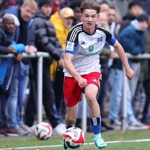 Kilian Machado dribbelt an der Seitenlinie
