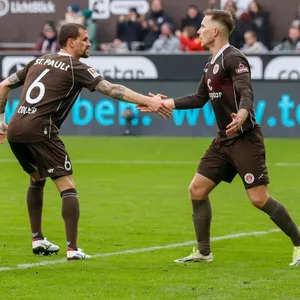 Simon Zoller klatscht mit Johannes Eggestein ab