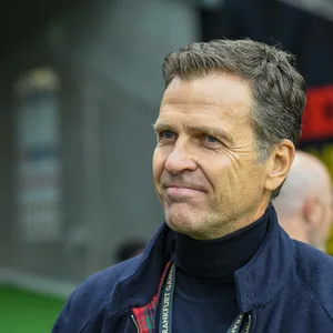 Oliver Bierhoff lächelt vor dem NFL-Spiel in Frankfurt.