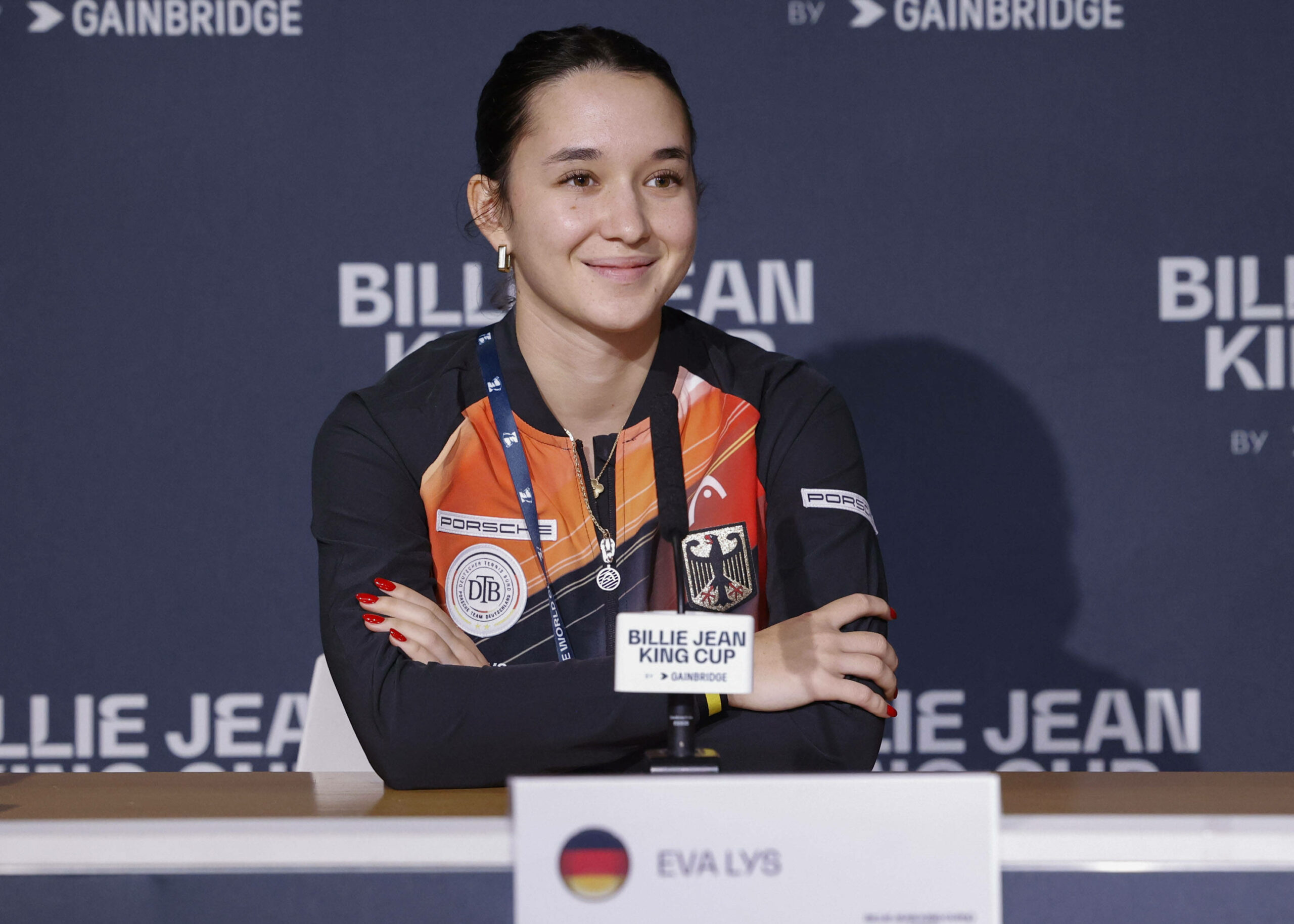 Eva Lys lächelt bei der Pressekonferenz des Billie Jean Cups.