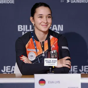Eva Lys lächelt bei der Pressekonferenz des Billie Jean Cups.