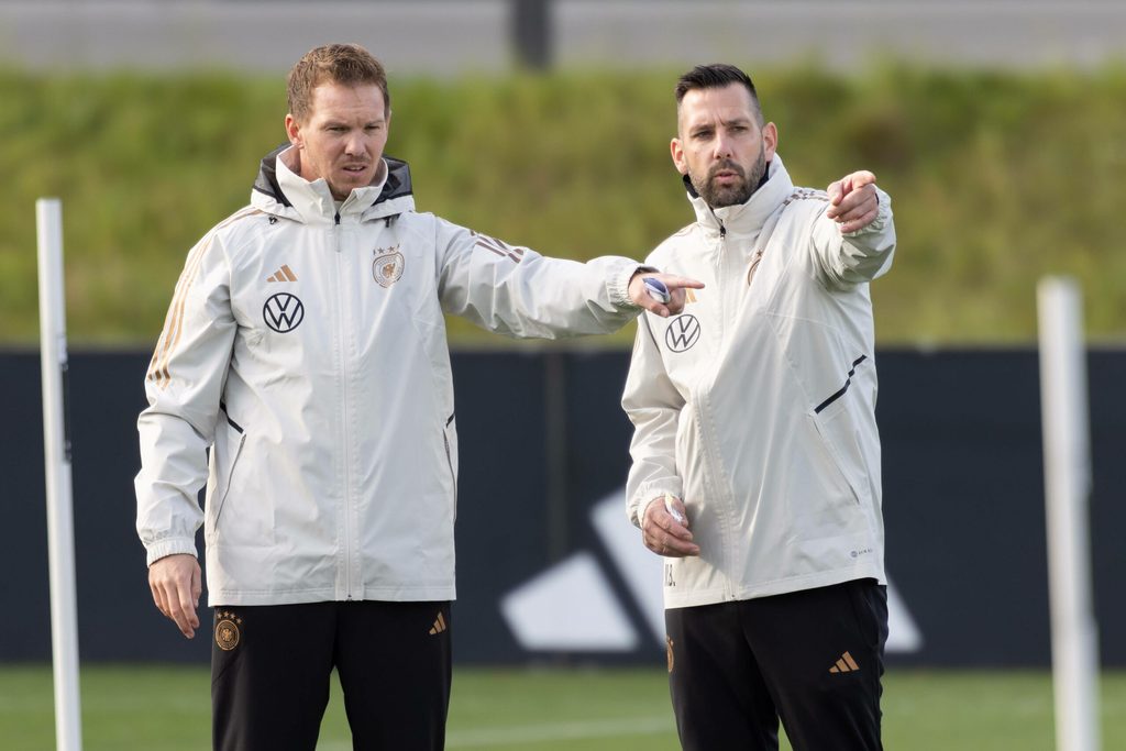 Bundestrainer Julian Nagelsmann mit Standard-Coach Mads Buttgereit