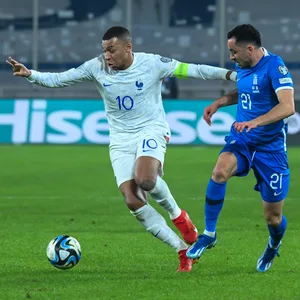Manolis Saliakas im Trikot der Griechen gegen Frankreichs Kylian Mbappé (l.)
