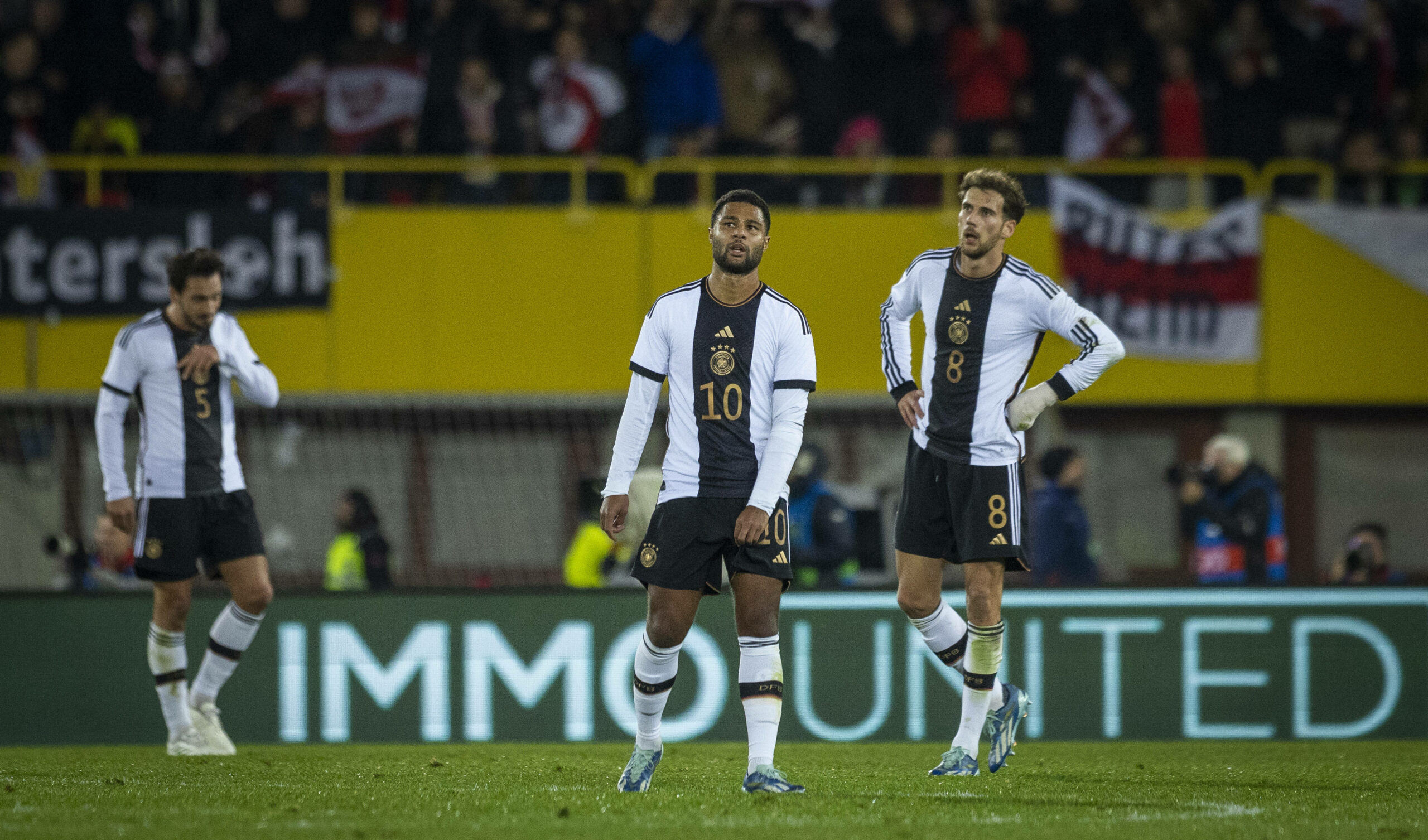 Serge Gnabry und Leon Goretzka schauen ungläubig