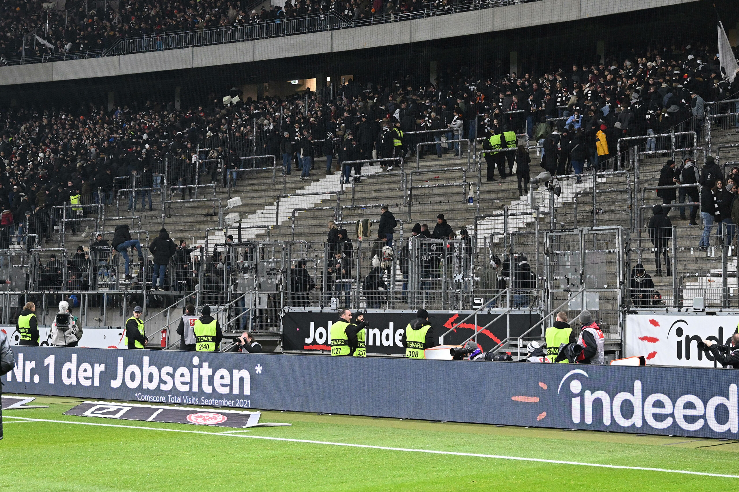 Eintracht Frankfurt Ultras verlassen die Ränge.