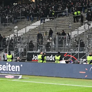 Eintracht Frankfurt Ultras verlassen die Ränge.