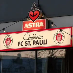 Astra-Schild am St. Pauli-Clubheim