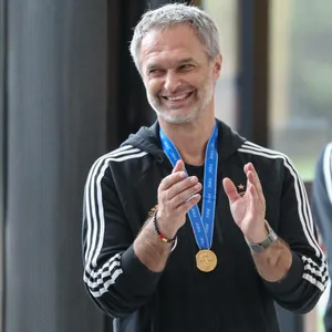 Christian Wück mit Medaille der U17-Weltmeisterschaft