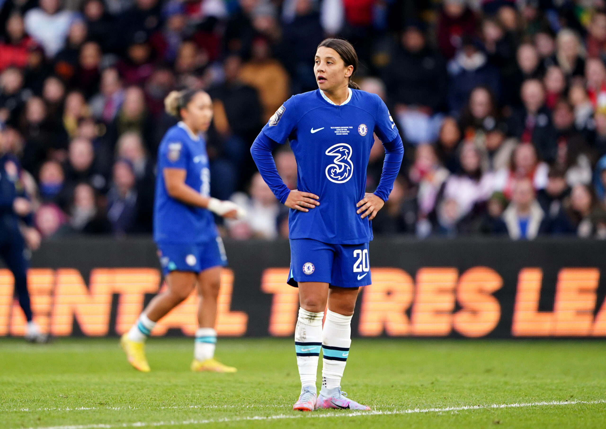 Sam Kerr steht im Chelsea-Trikot auf dem Platz.