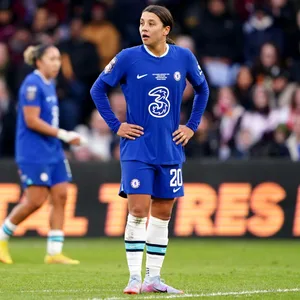Sam Kerr steht im Chelsea-Trikot auf dem Platz.