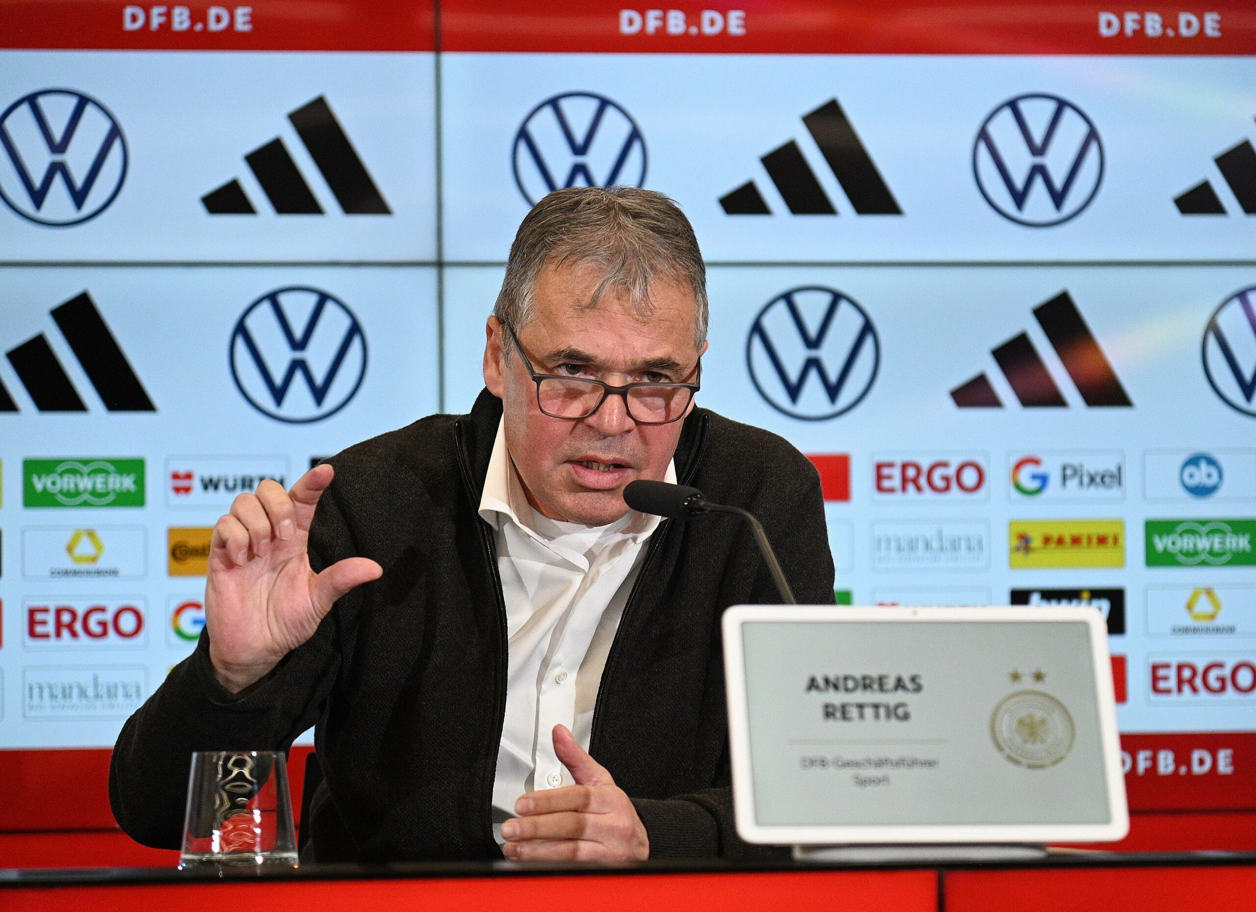 Andreas Rettig bei einer Pressekonferenz des DFB.
