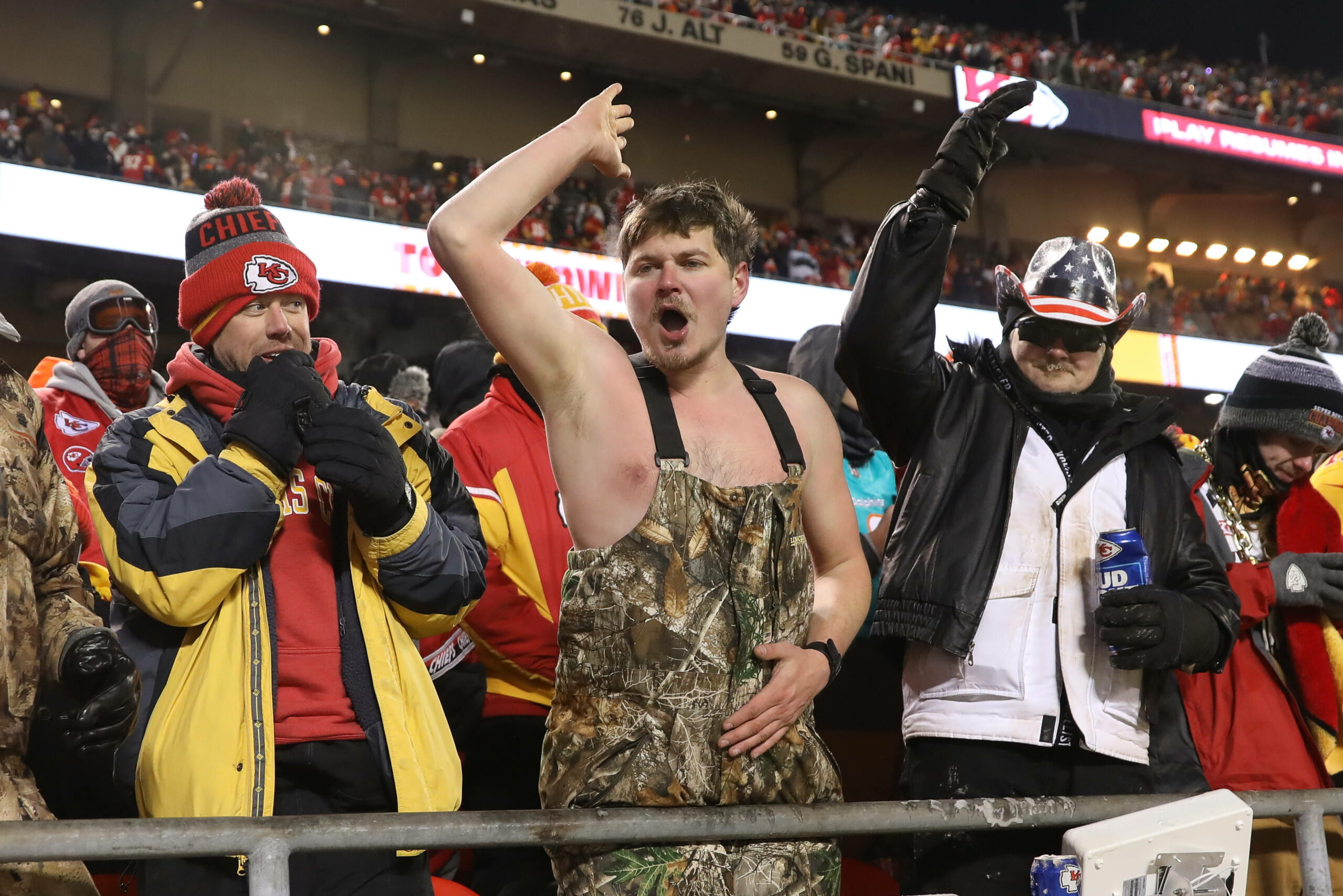 Footballfans im Arrowhead-Stadium ohne Tshirt bei eiskalten Temperaturen.