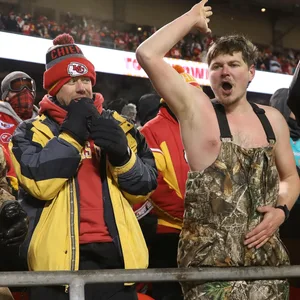 Footballfans im Arrowhead-Stadium ohne Tshirt bei eiskalten Temperaturen.