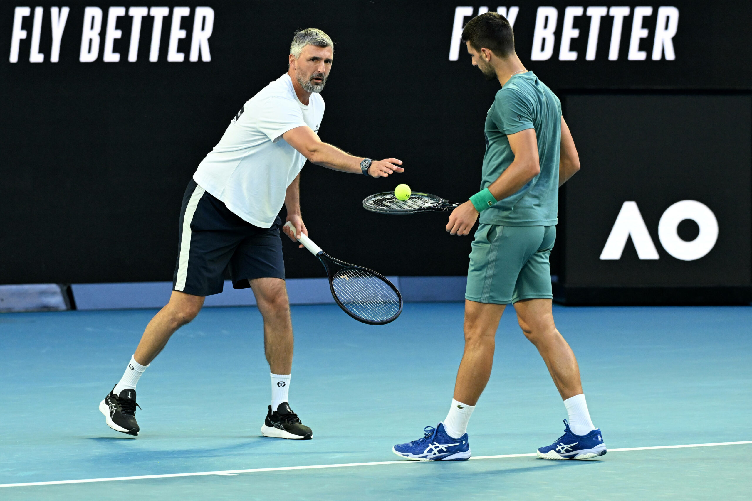 Novak Djokovic (r.) und sein Trainer Goran Ivanisevic (l.) auf dem Platz.
