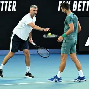 Novak Djokovic (r.) und sein Trainer Goran Ivanisevic (l.) auf dem Platz.