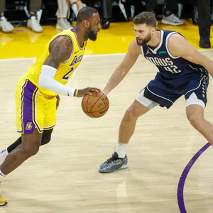 Maxi Kleber im Zweikampf mit LeBron James