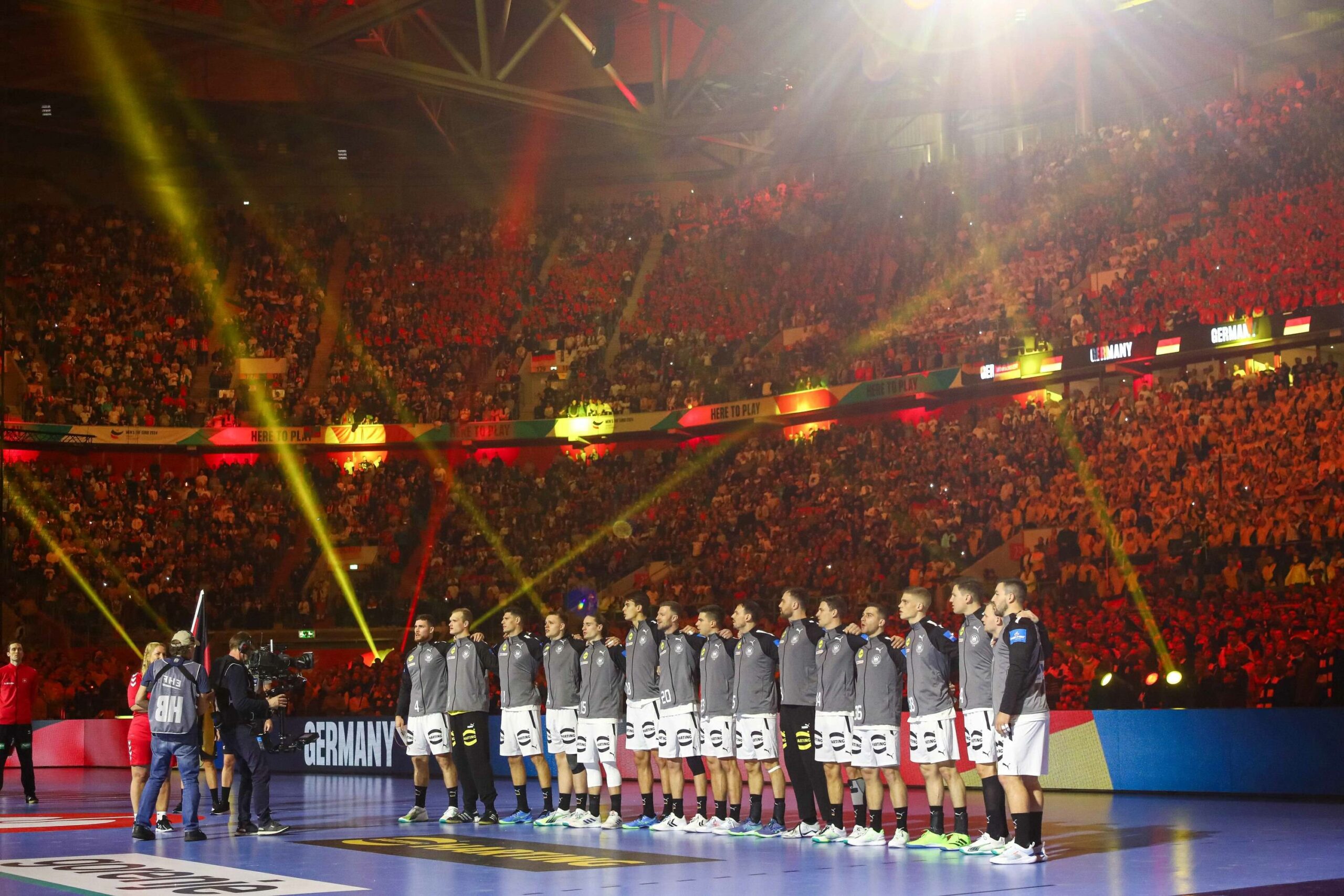 Die deutsche Handball-Nationalmannschaft bei der Hymen vor dem Spiel.