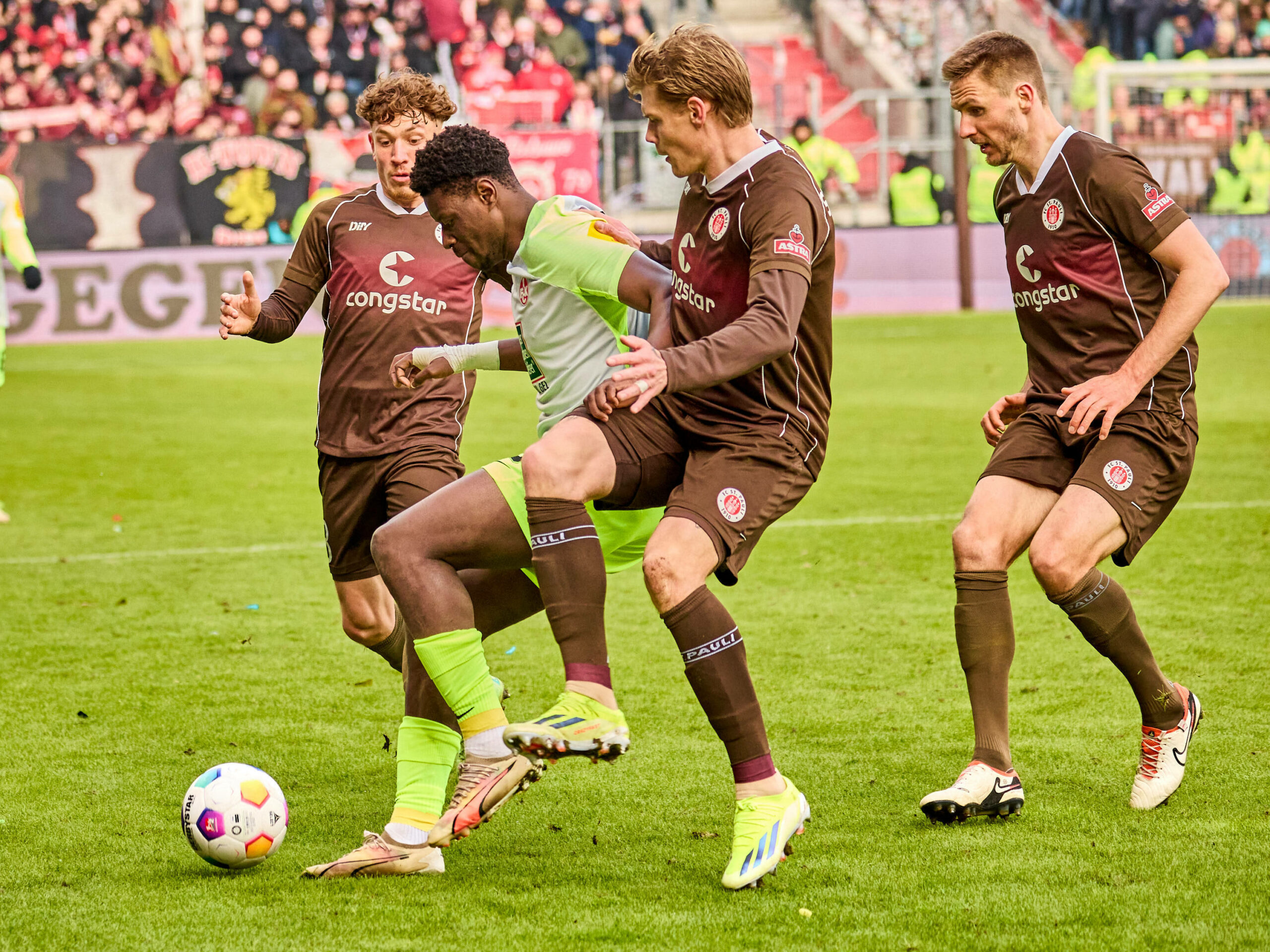 Phillip Treu, Eric Smith und Karol Mets verteidigen gegen Kaiserslautern