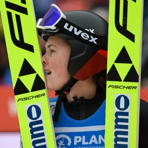 Silje Opseth lehnt ihren Kopf gegen ihre Ski.