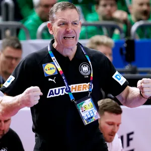 Alfred Gislason ballt beim Jubeln beide Fäuste.