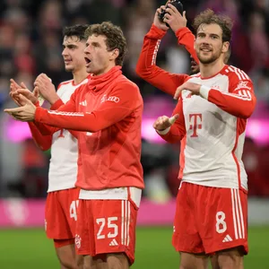 v.l. Jamal Musiala, Aleksandar Pavlovic, Thomas Müller und Leon Goretzka nach Abpfiff auf dem Spielfeld.