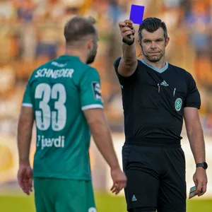 Symbolbild: Schiedsrichter zeigt die blaue Karte