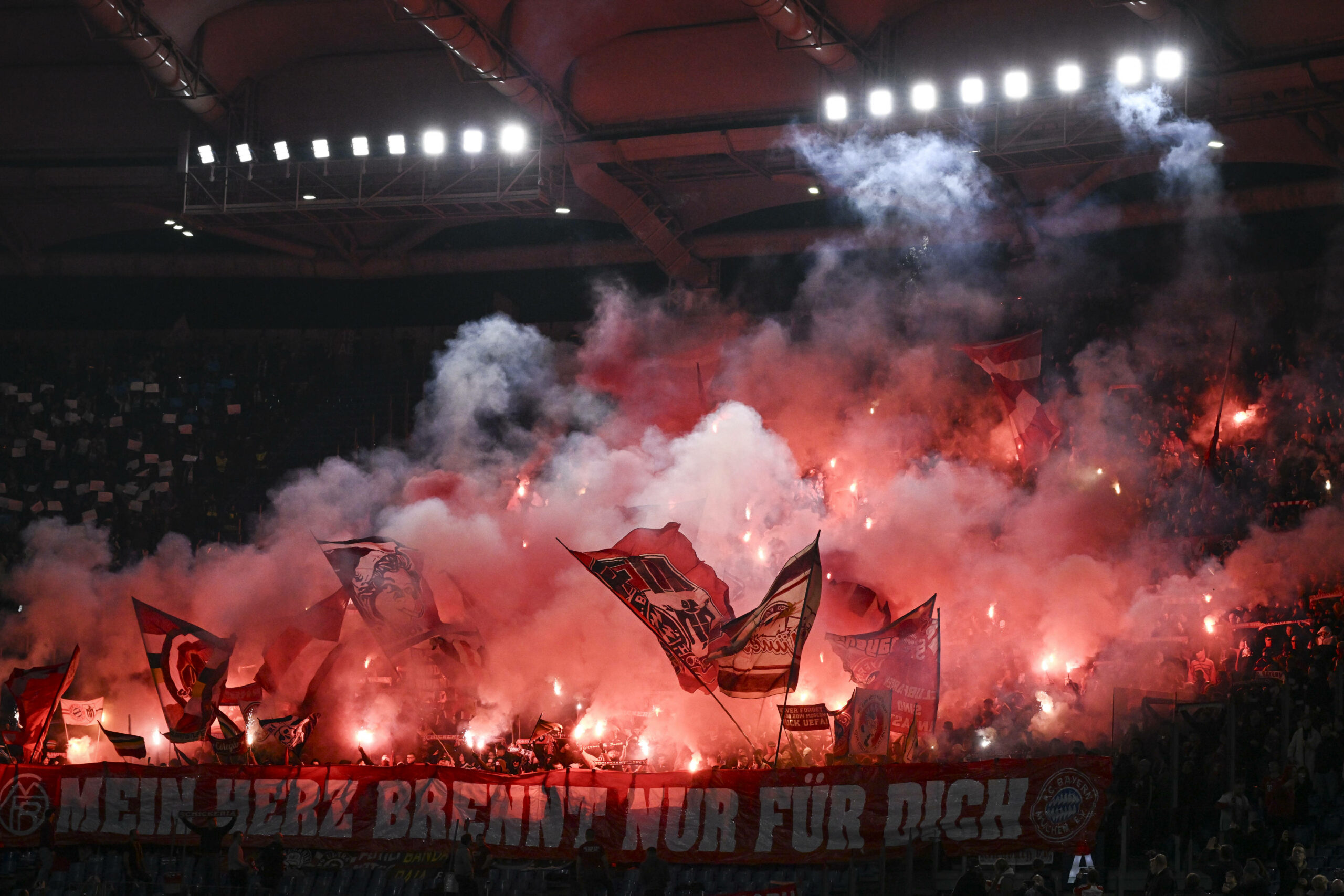 Fans des FC Bayern zünden Pyrotechnik im Gästeblock.