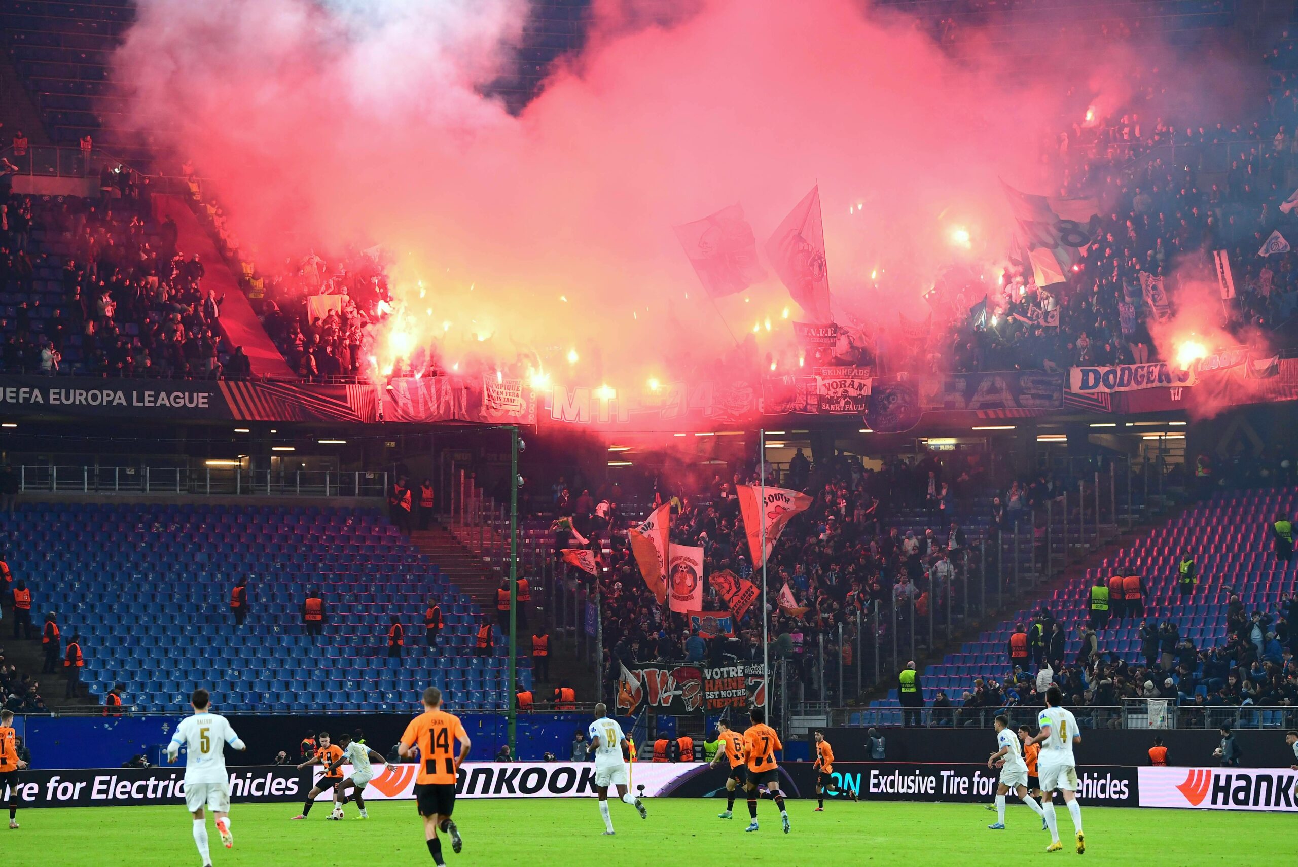 Fast von Olympique Marseille zünden Pyrotechnik im Stadion