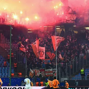 Fast von Olympique Marseille zünden Pyrotechnik im Stadion
