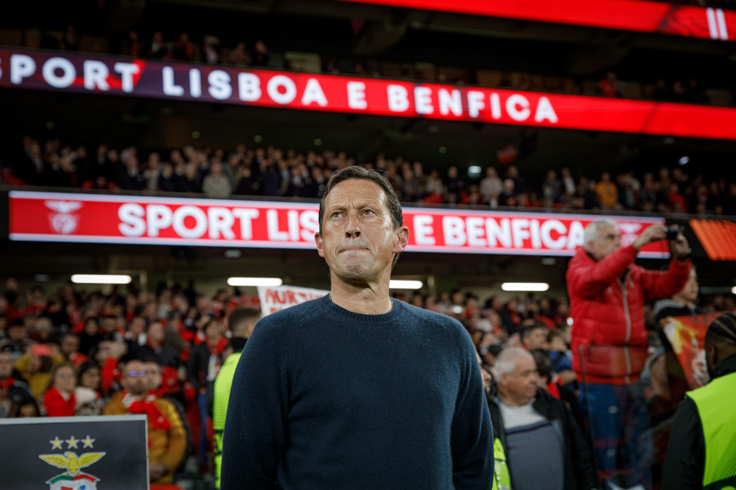 Benfica-Trainer Schmidt mit besorgten Gesicht im Stadion.