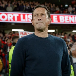 Benfica-Trainer Schmidt mit besorgten Gesicht im Stadion.