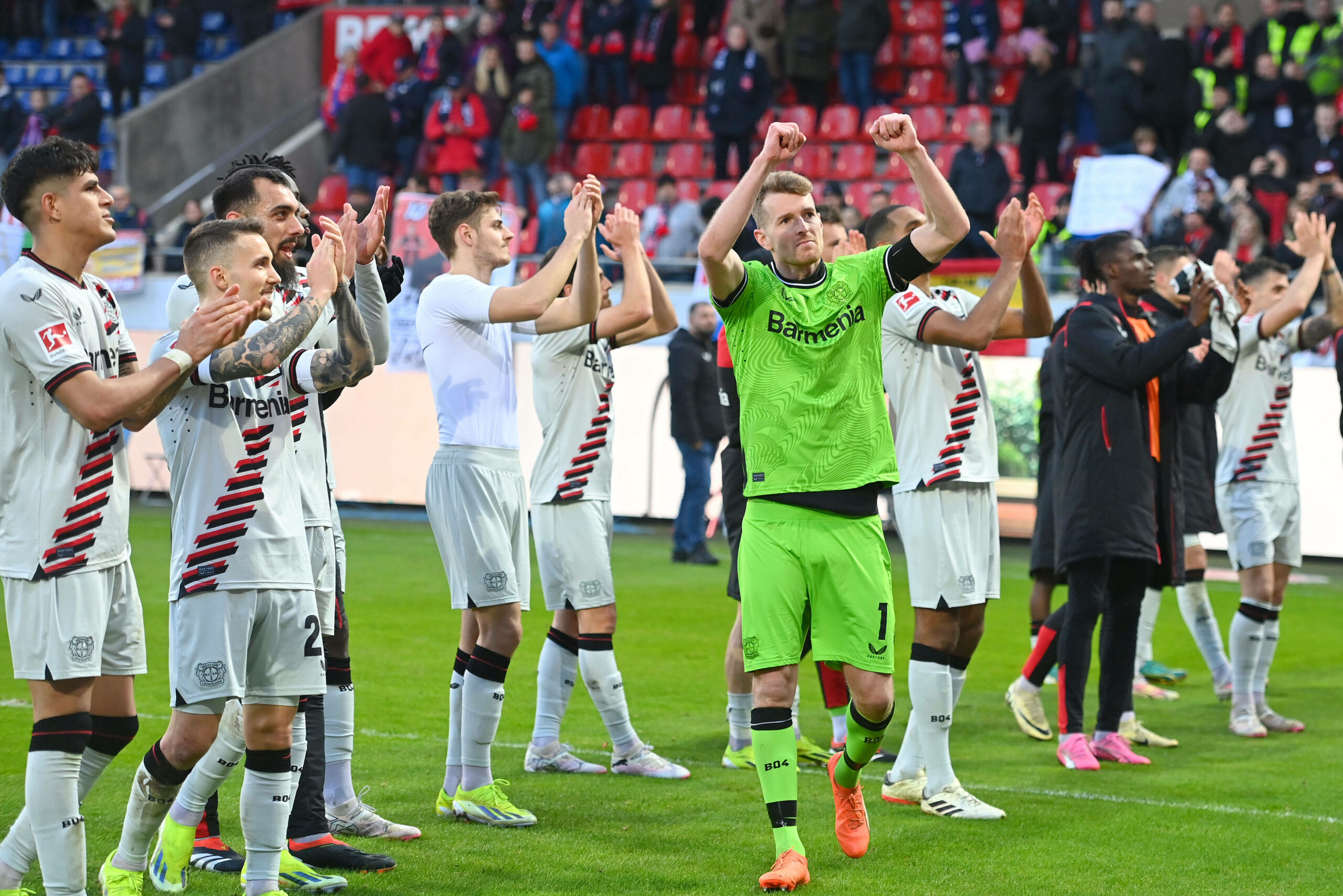 Bayers Torhüter Hradecky und sein Team bedanken sich nach einem Spiel bei ihren Fans.