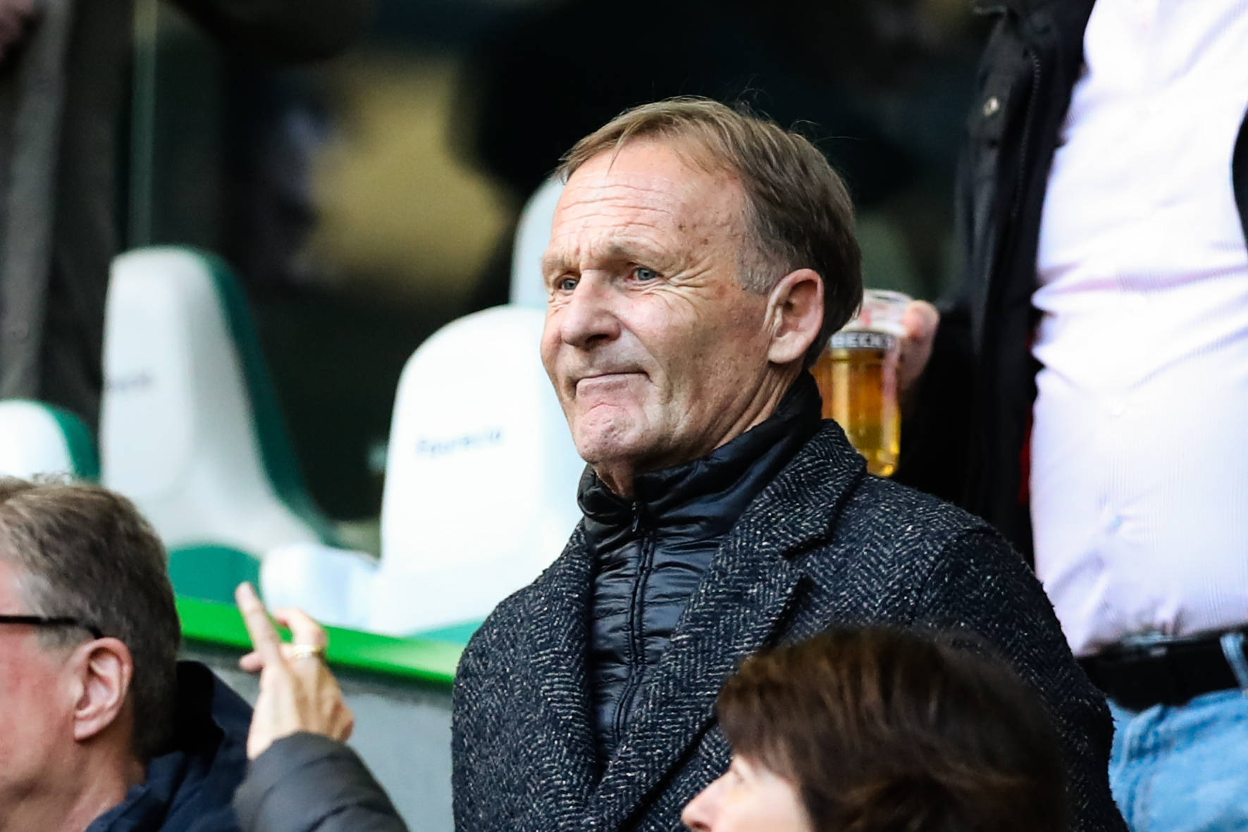 Hans-Joachim Watzke schaut skeptisch im Stadion.