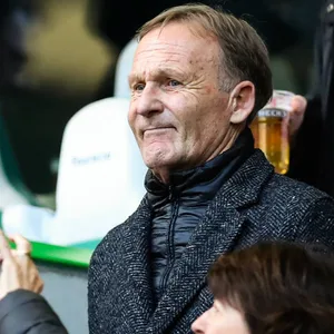 Hans-Joachim Watzke schaut skeptisch im Stadion.
