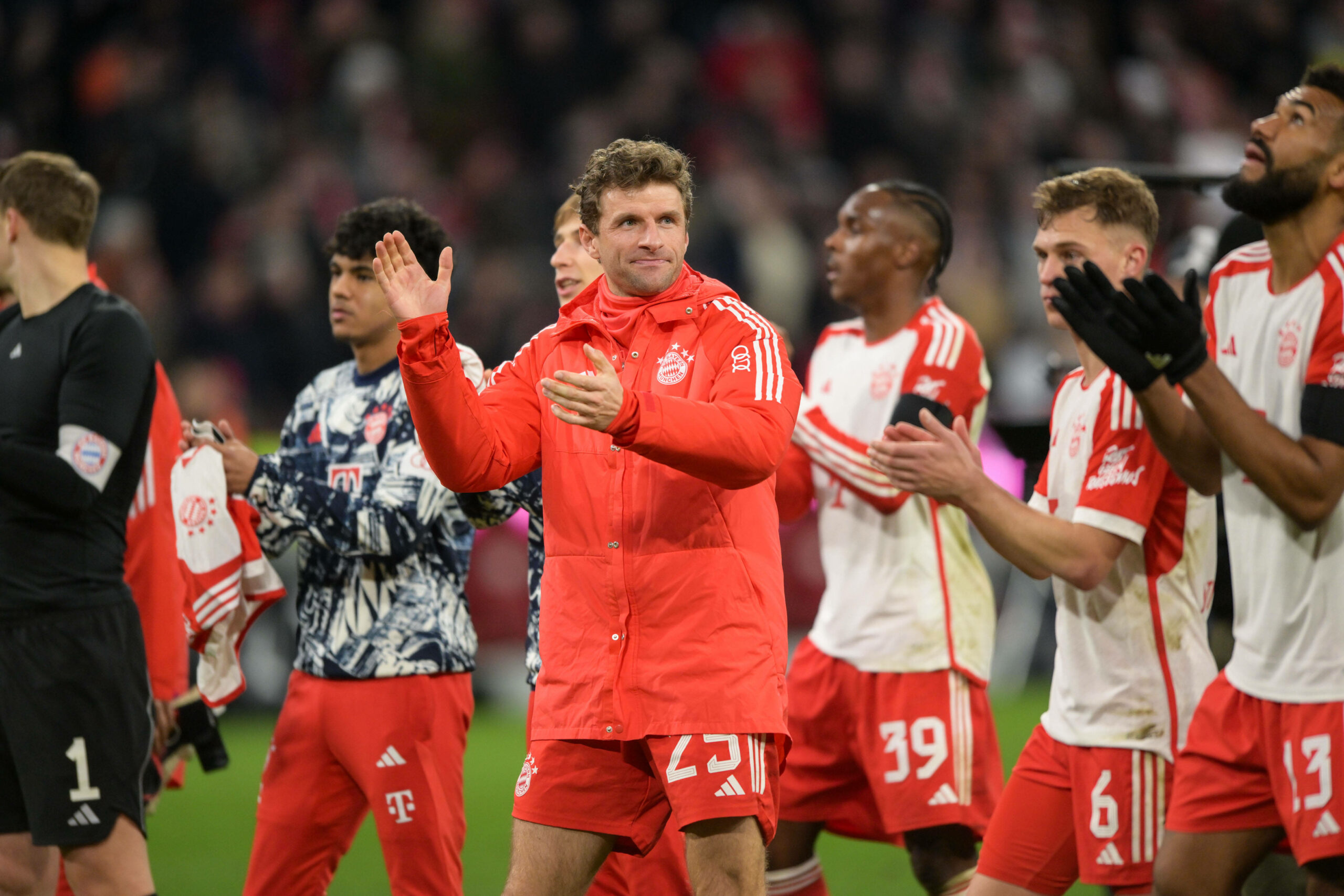 Thomas Müller applaudiert mit seinem Team nach eine Sieg Richtung Fans.