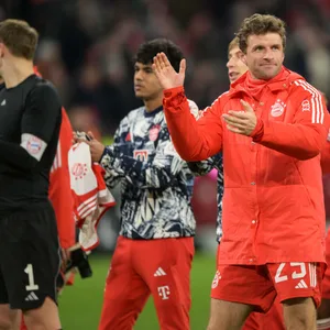 Thomas Müller applaudiert mit seinem Team nach eine Sieg Richtung Fans.