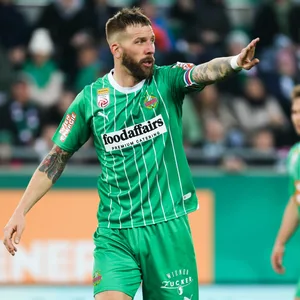 Guido Burgstaller gibt Anweisungen im Spiel.