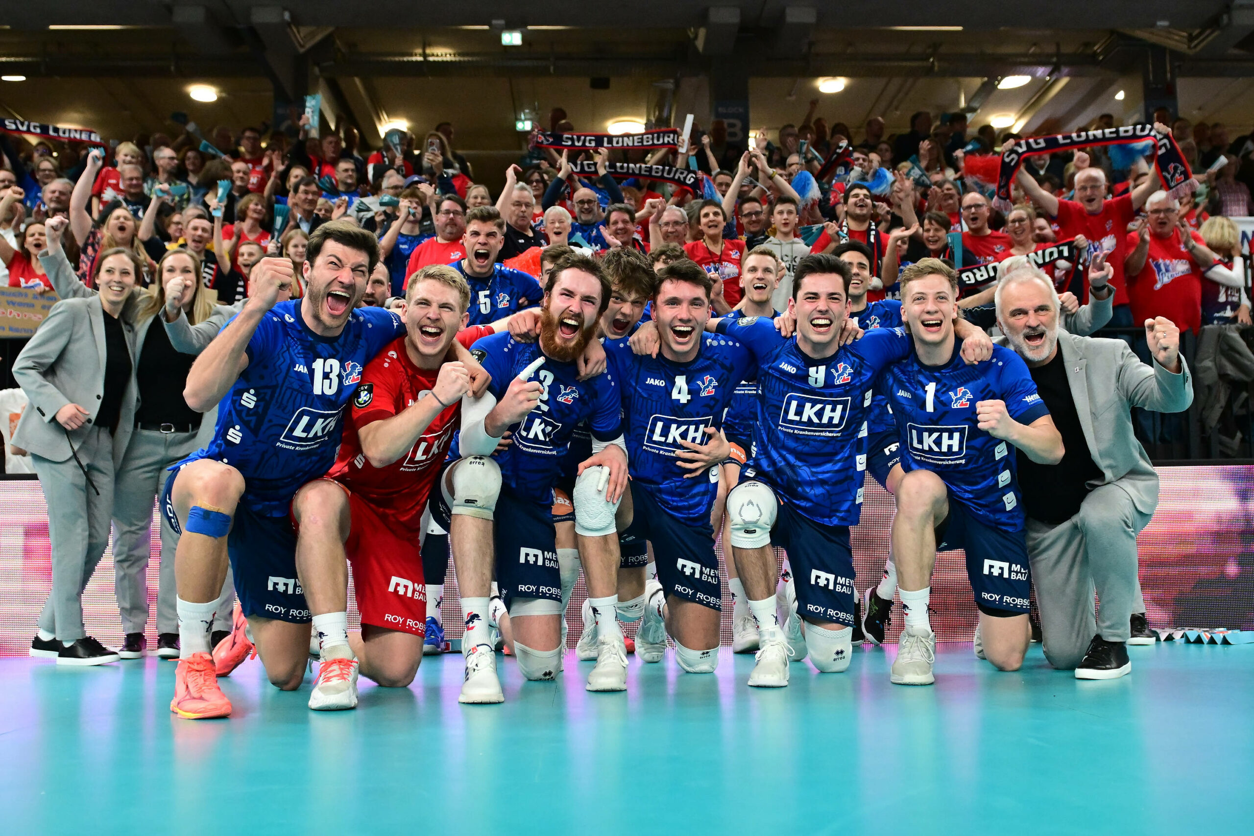 Die SVG Lüneburg feiert ihren Halbfinal-Sieg mit ihren Fans.