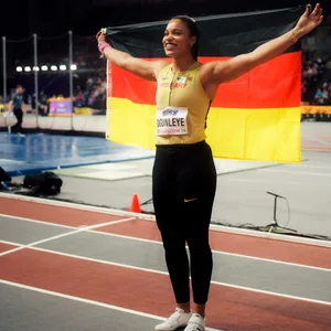 Yemisi Ogunleye mit Deutschland-Fahne