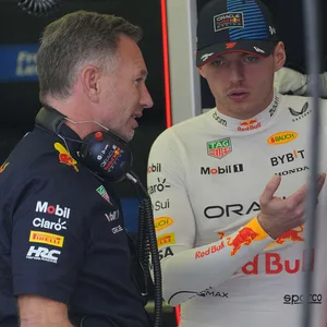 Max Verstappen (r.) im Gespräch mit seinem Teamchef Christian Horner.