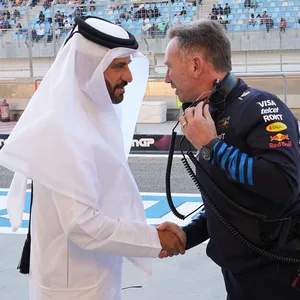Christian Horner und Mohammed bin Sulayem geben sich die Hand