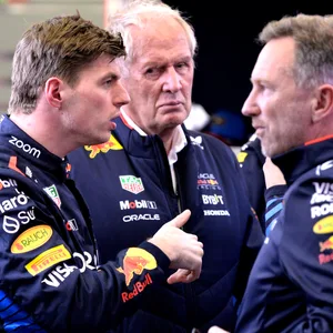Max Verstappen spricht zu seinem Team mit ernstem Ausdruck