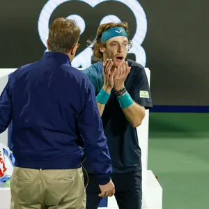 Andrey Rublev schaut ungläubig.