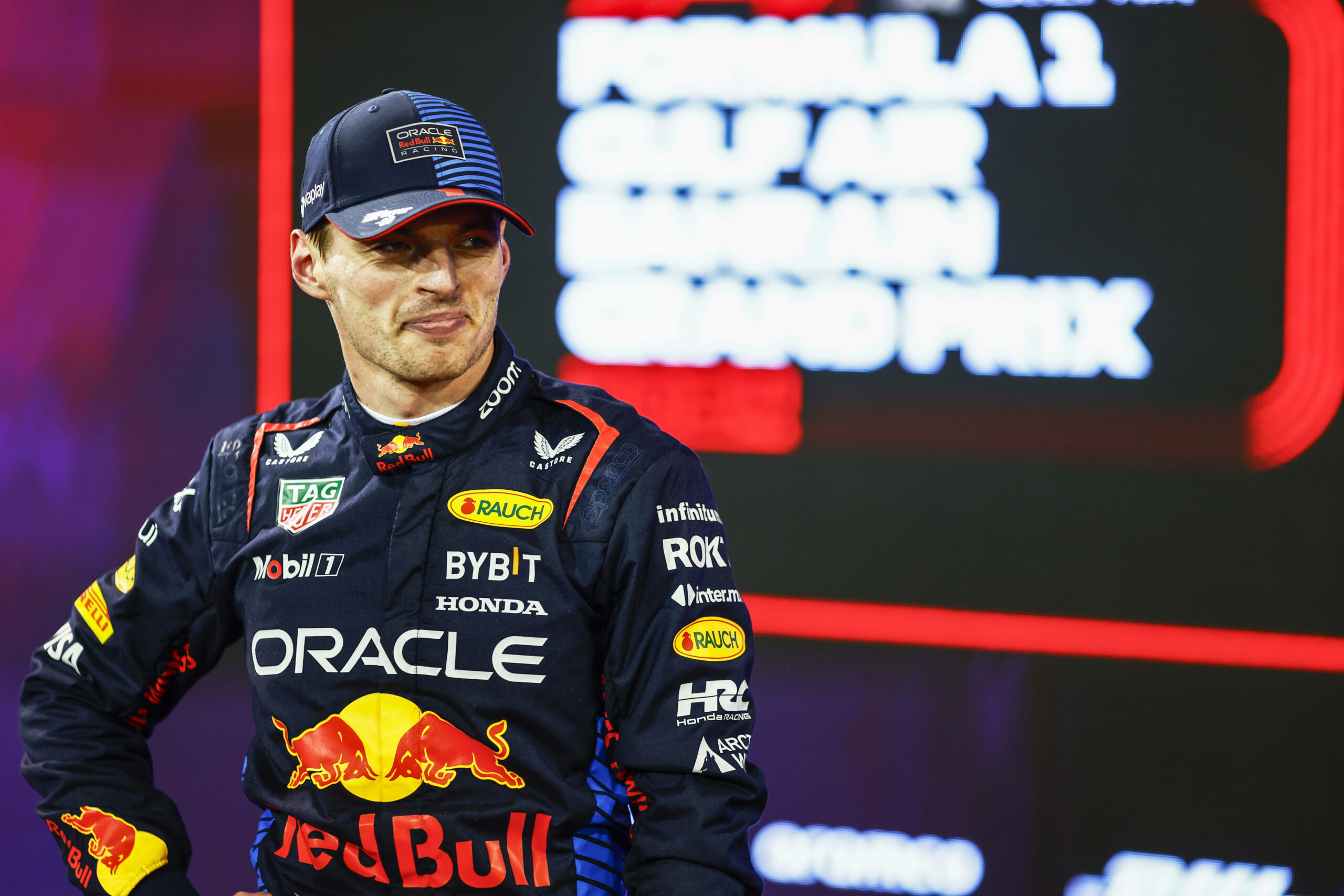 Max Verstappen grinst verschmitzt