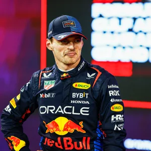 Max Verstappen grinst verschmitzt