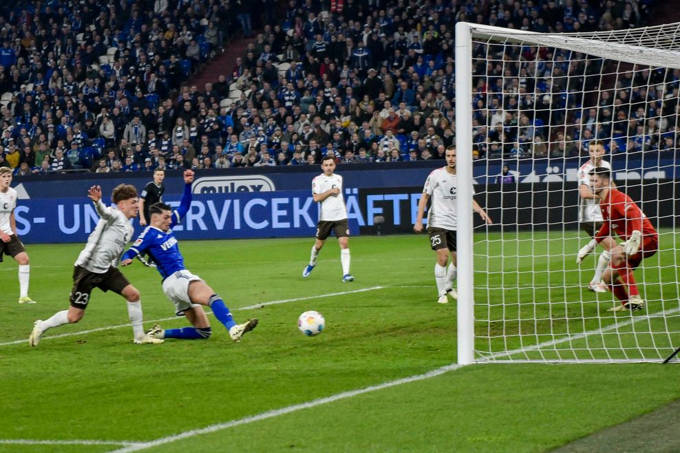 Yusuf Kabadayi ist schneller als Philipp Treu trifft verdient zur Schalker Führung.